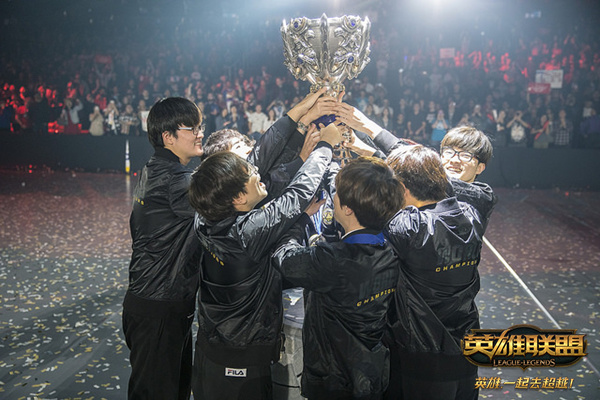 王校长S15英雄联盟总决赛观赛表情包刷屏，现场皱眉沉思引爆全网热议